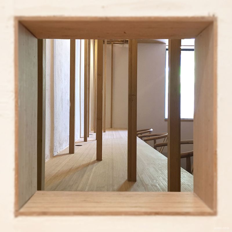 【漏窗】引用中国传统古建文化在营造处台面一端设置了方形漏窗，既保证了小空间的空气对流，又使空间更具趣味性。