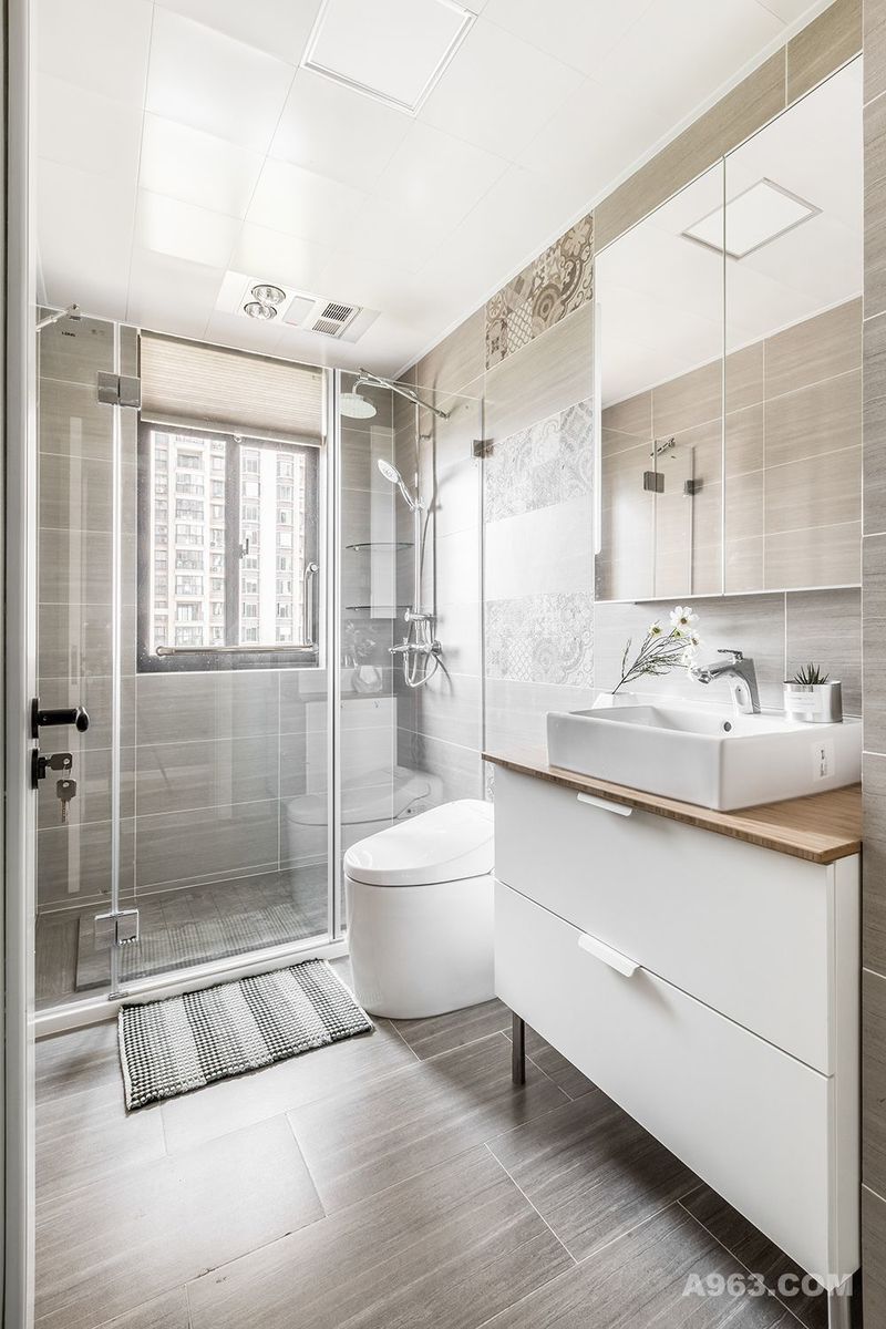 淋浴隔断
干净整洁
合理的空间布局
让使用更加方便