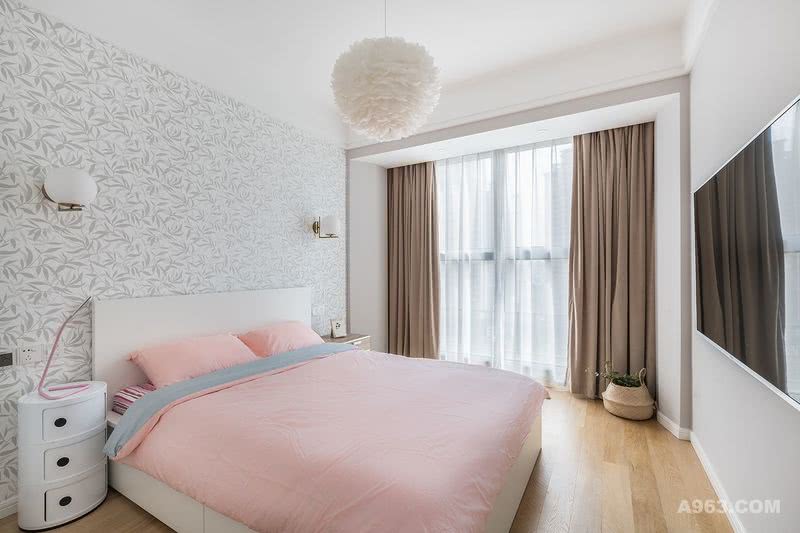白色的床
搭配淡粉色的床品
营造了卧室的优雅氛围
