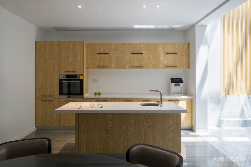 ▶厨房橱柜选用木纹的图案，有着不加修饰的逼真和质朴，搭配白色台面，使厨房看起来更加明亮。