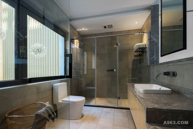 ▶卫生间和卧室采用透明玻璃隔断，色彩上以黑灰白为主，简约至上。
