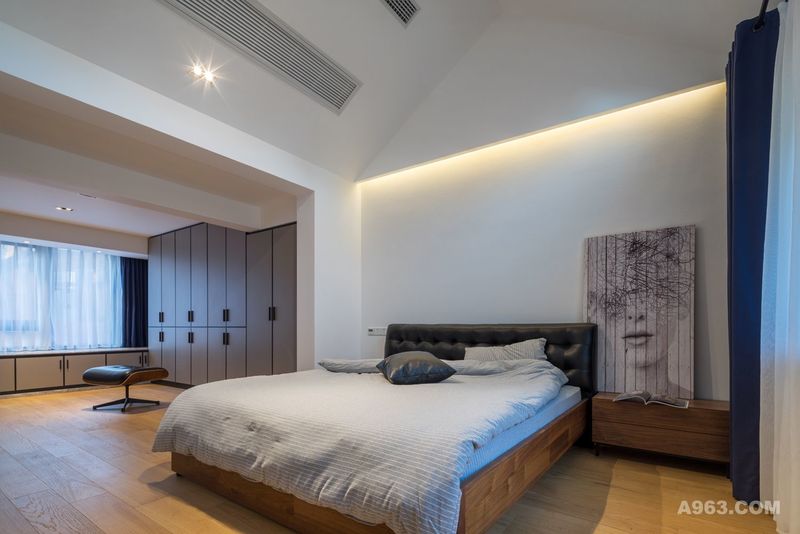 ▶ ﻿纯白的墙壁，原木色的温馨大床，让人感觉十分舒服。