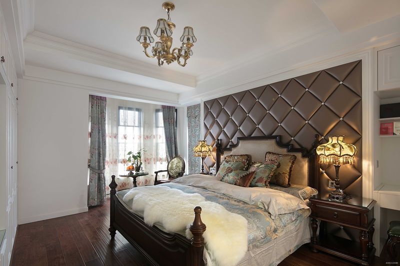 床背靠选用深咖色软包，营造温馨舒适典雅华贵的家居空间