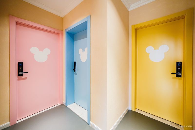 △2F
   二号楼所有的门都采用非常colourful的色彩，上面用一个简单的白色米奇卡通剪影头像做造型，并且以不同的颜色来区分不同的房间主题。看上去十分可爱活泼。