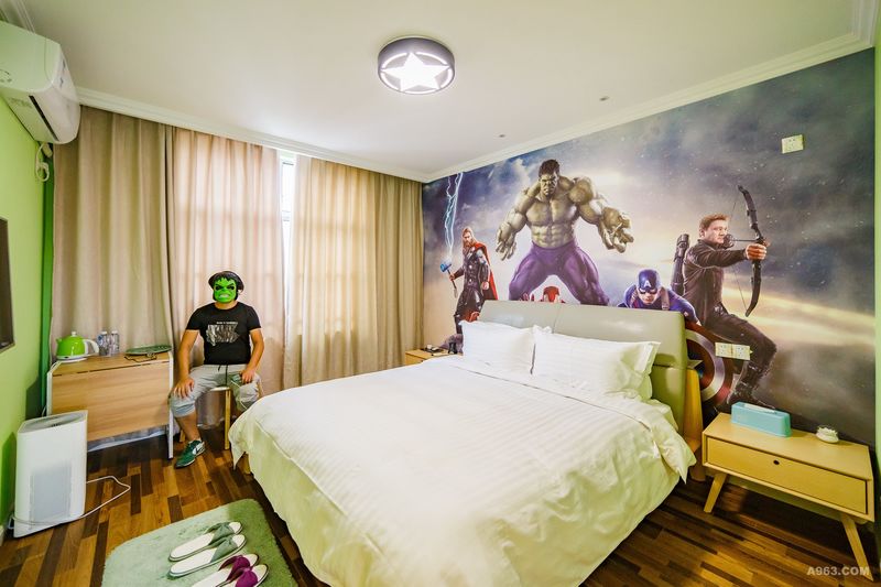 △2F【绿巨人】
  整个房间是绿巨人的主题，墙面乳胶漆和洁具用品都是让人快乐的明绿色，从壁纸到浴帘都是由大悟墨凡亲自排版设计。
