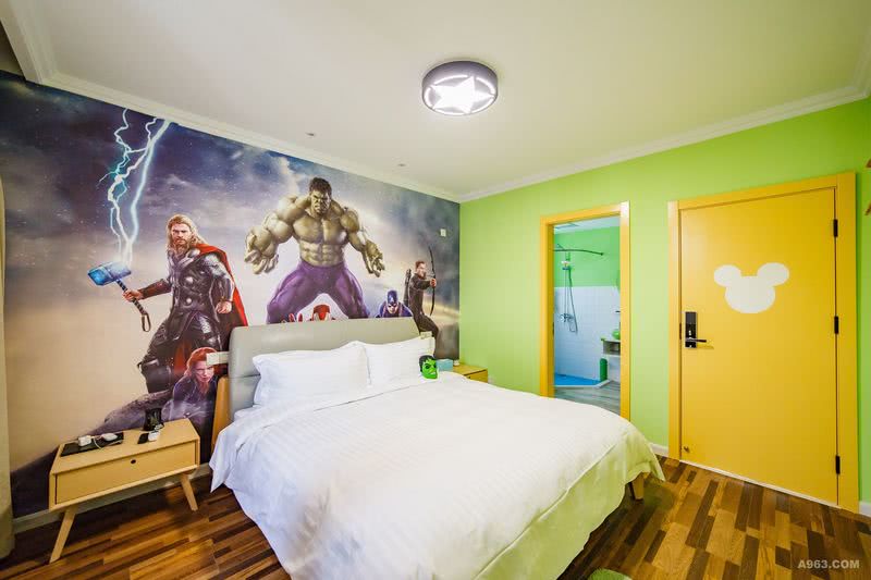 △2F【绿巨人】
  整个房间是绿巨人的主题，墙面乳胶漆和洁具用品都是让人快乐的明绿色，从壁纸到浴帘都是由大悟墨凡亲自排版设计。
