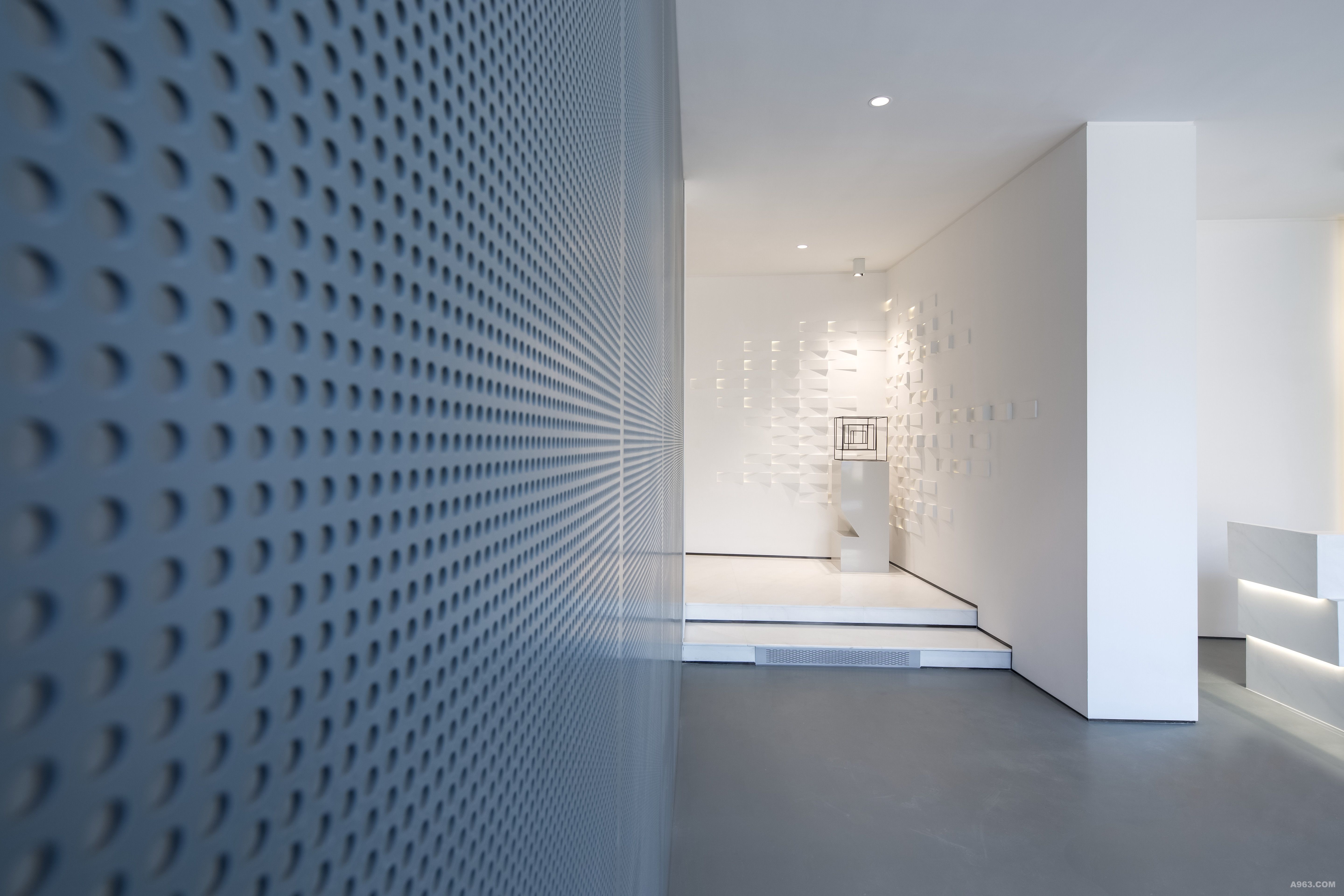 墙面材料选用了充满未来工业设计感的穿孔铝板，在保证空间环保性和舒适度之余，也带来如何解决散热器美观和散热需求的难题。