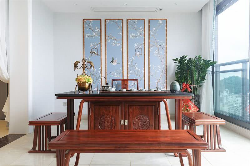 茶室的设计是以古典中式为主题，使顾客在期间能感受到轻松和悠闲的感觉。装修风格以中式元素及现代中式风格为主，体现出了东方式的精神内涵和中国的文化。一边欣赏美丽的风景还能慢慢的品茶。