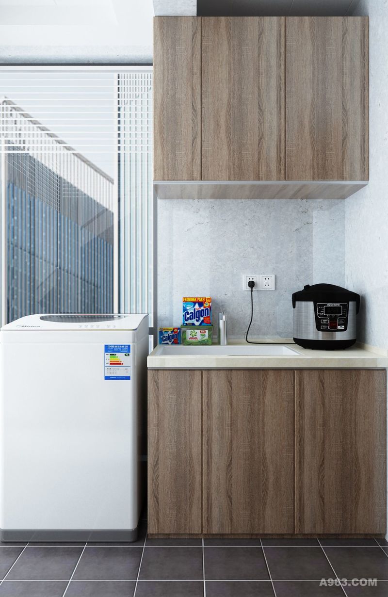 厨房阳台处设计了洗手台和洗衣机，方便了洗衣服时的很多不便，上下两层的储物柜强化了储物空间，来缓解厨房的压力。