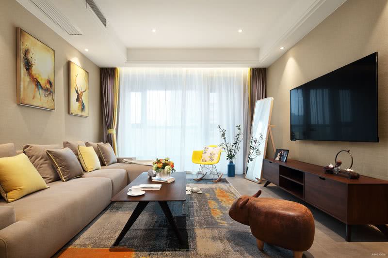 客厅：家庭活动的主要生活空间，暖黄色的整体空间色调切好业主的主体诉求。个别跳跃的软装色彩的跳跃，增加空间的层次。