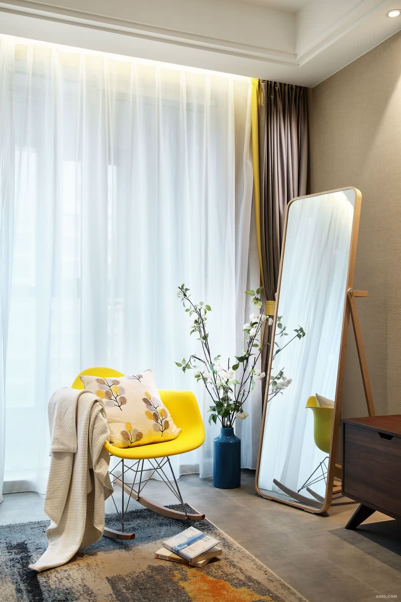 亮黄色的休闲椅搭配亮蓝色的花瓶，让客厅的一角充满活力，也让空间变得青春活力。让空间更加的符合年轻人的生活方式。