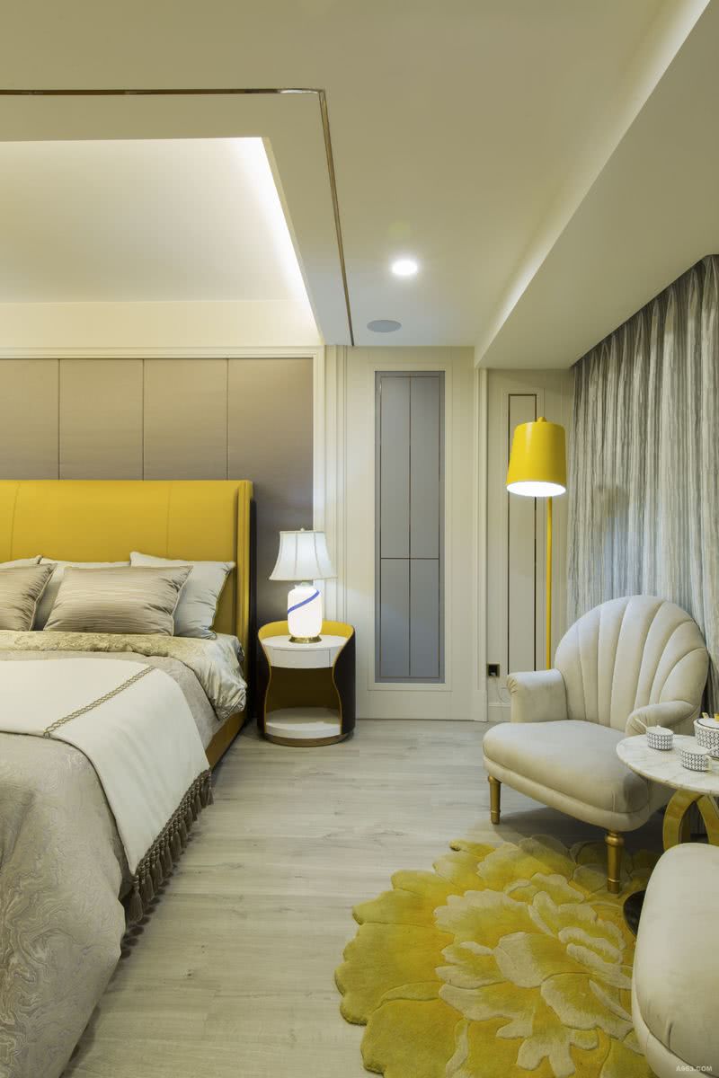 丝质面料床品的使用，尽显低调奢华，而黄色背靠、床头柜、落地灯、沙发垫的运用，彰显主人温暖如阳的生活态度。