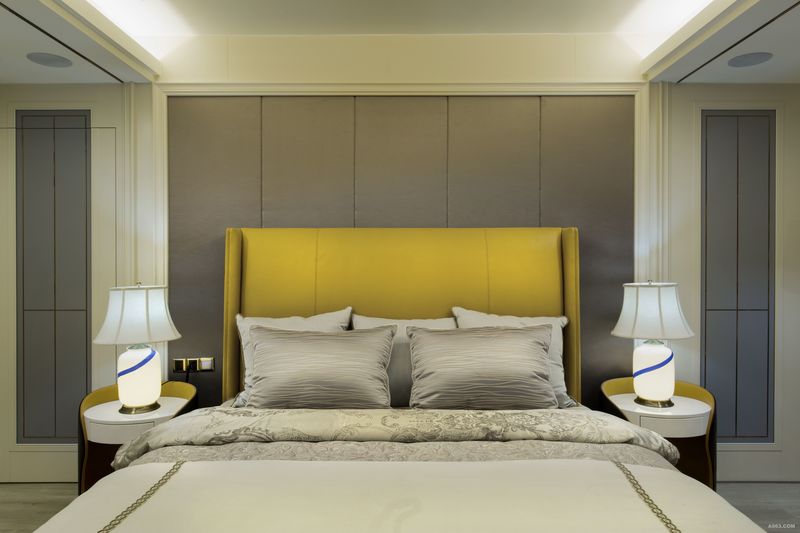 卧室也是一个人的性格侧写。在大面积大地色的运用中，多一抹黄和蓝，宛在青天花田之中，酣然入梦。