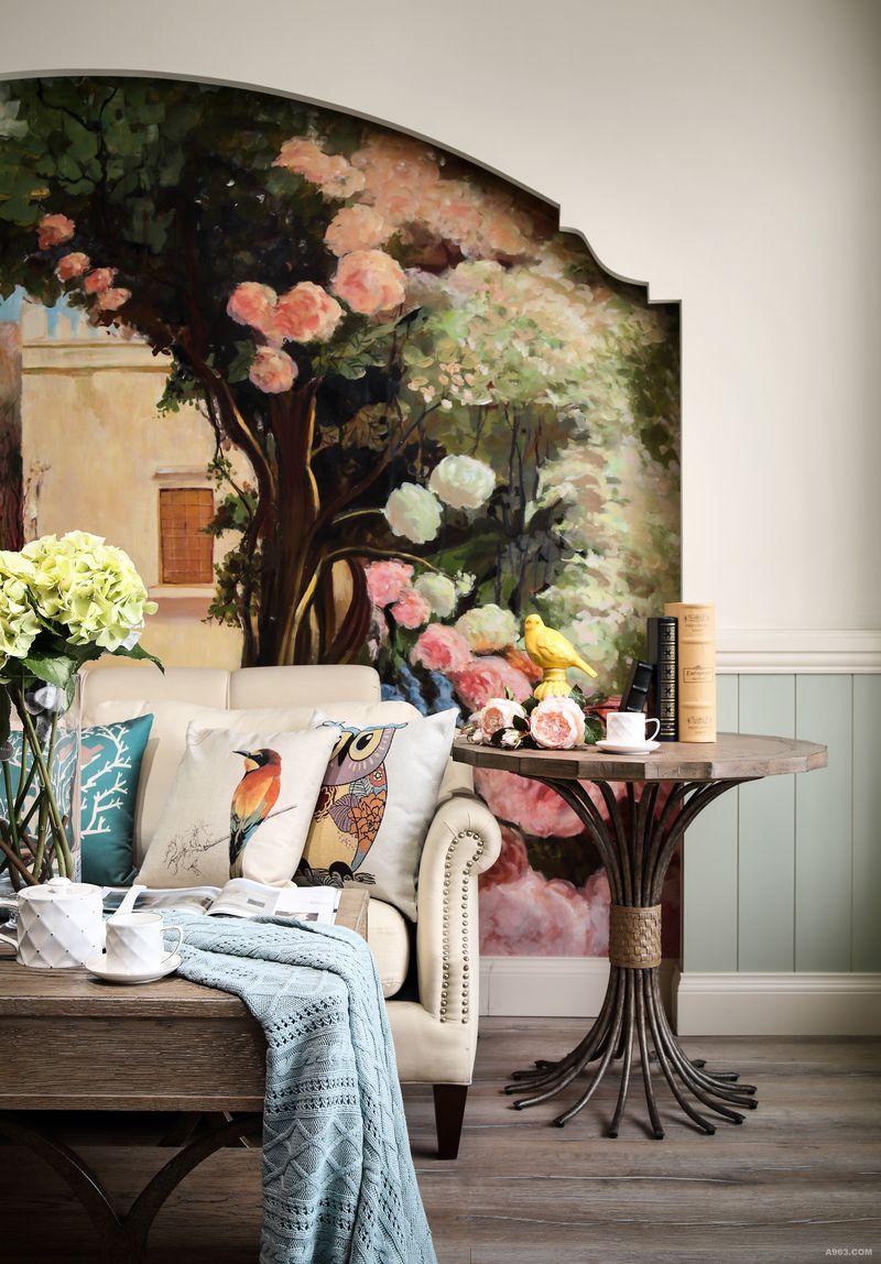 沙发背景墙：墙面做了凹面处理，一副手绘画的设计让空间立马生动起来。徐徐生机的花朵好似一园春色在园中，让都市中的喧嚣有了一丝寂静。