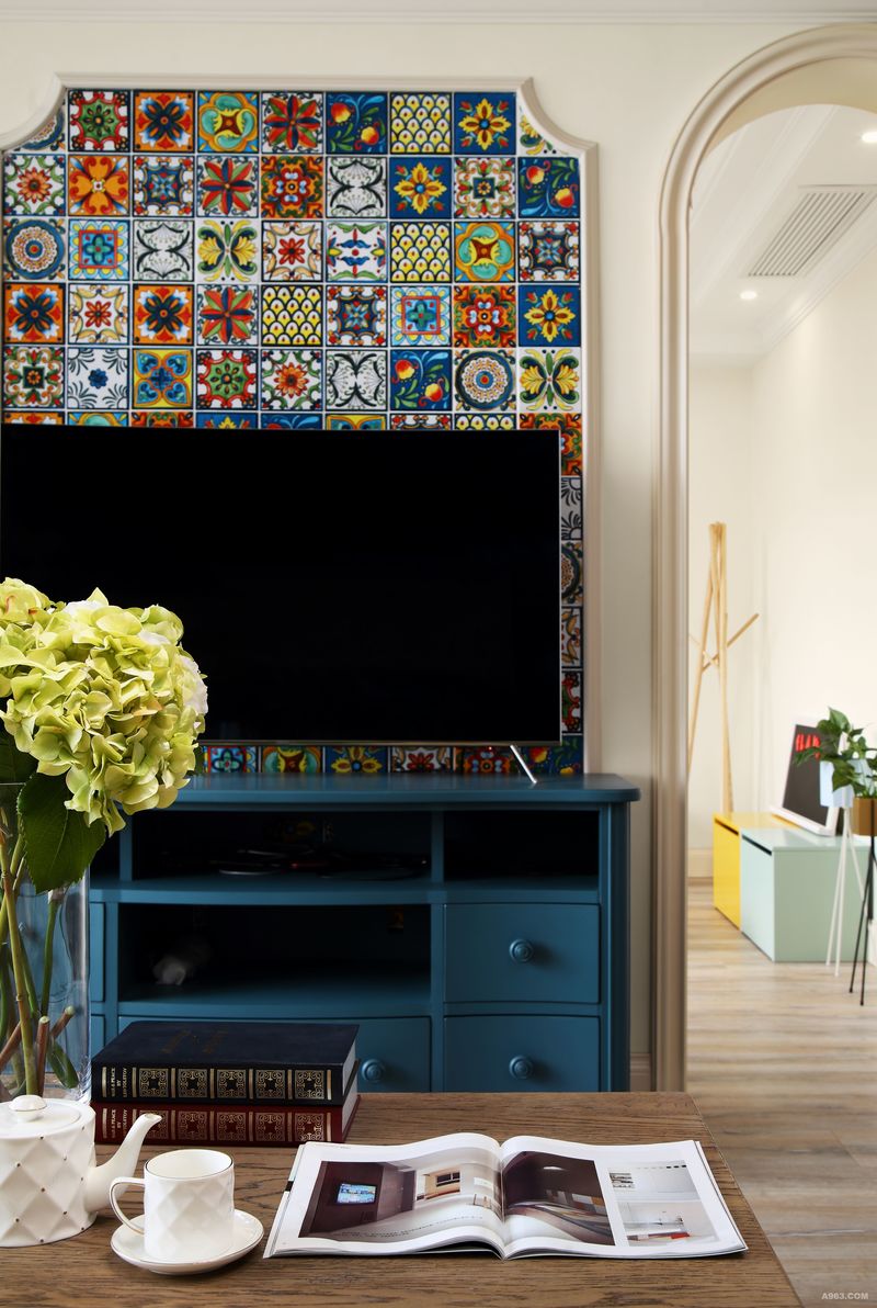 客厅背景墙：小彩砖铺贴的造型，浓浓的地中海风情。