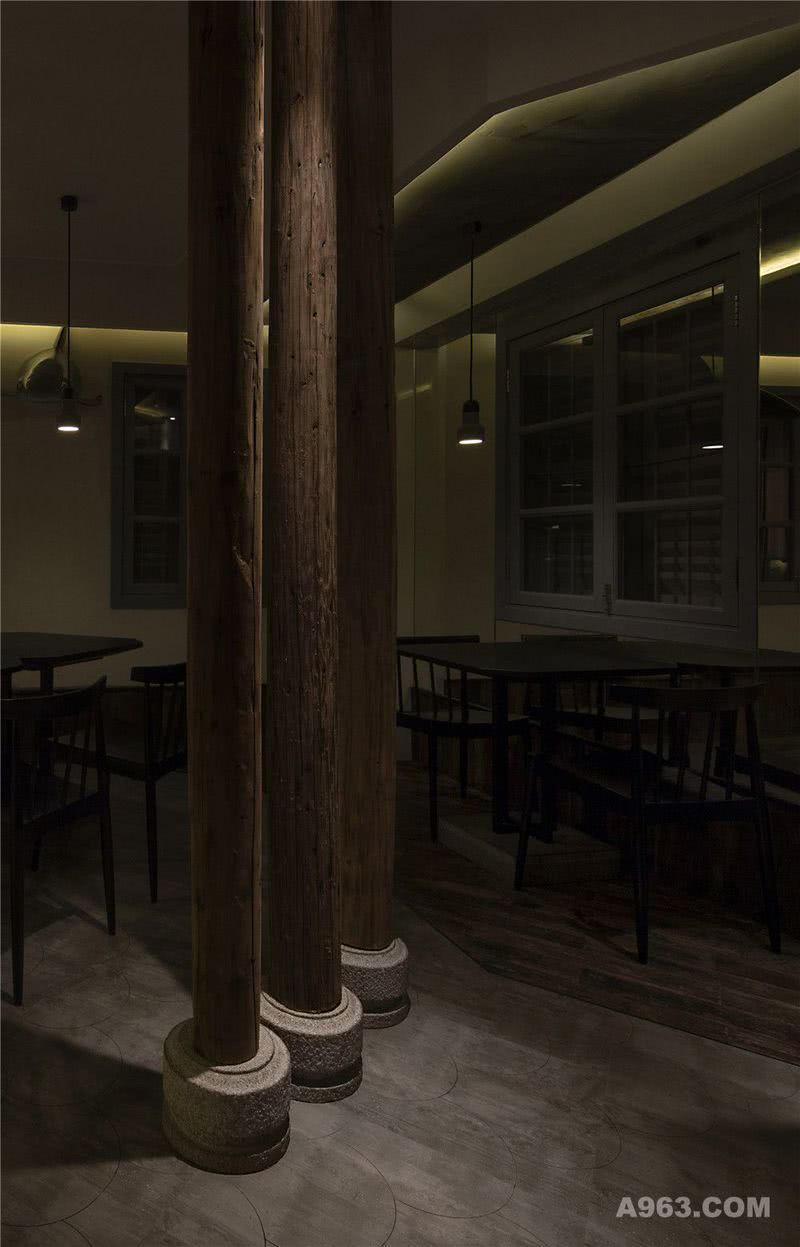 4室内用餐区-3独具风格特色的木柱石墩构成的隔断，合理分割了有限的空间，区域感油然而生。