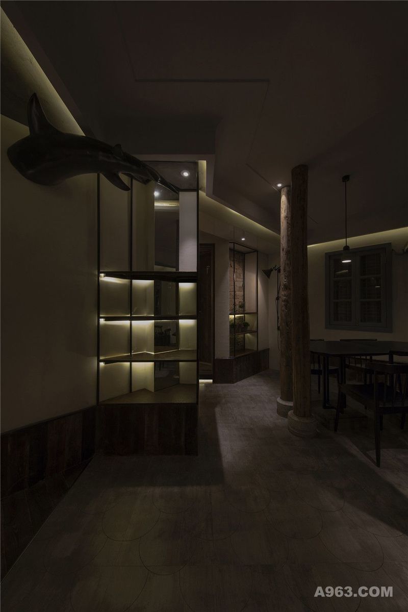 6室内用餐区-5通过局部铺设的定制鱼鳞纹水泥地砖和部分白色无孔微晶石的点缀，提升了空间的品质和趣味性。