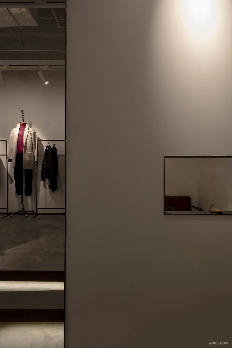 2服装卖场区-2：设计上采用素水泥、黑铁及留白的手法，打造干净纯粹又富有细节变化的空间。
