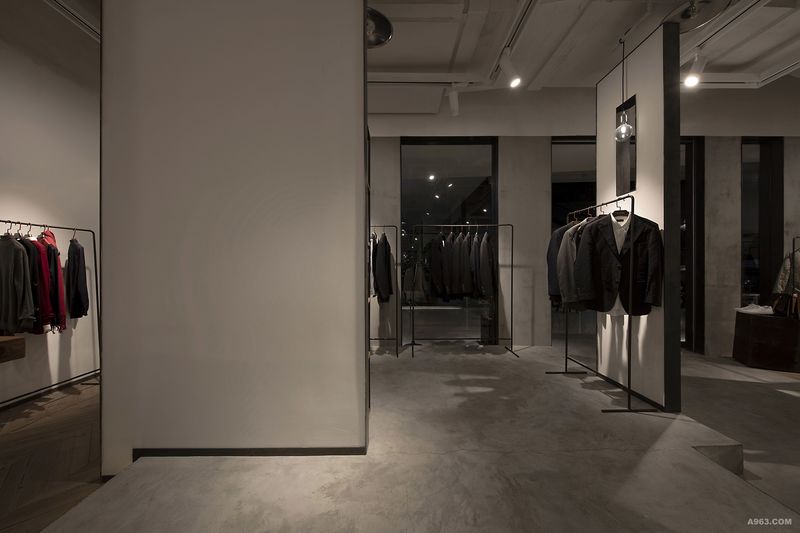 3服装卖场区-3：运用局部镂空的隔断、横竖交替的线条及高低错落的空间分割，赋予单调呆板空间新的生命。