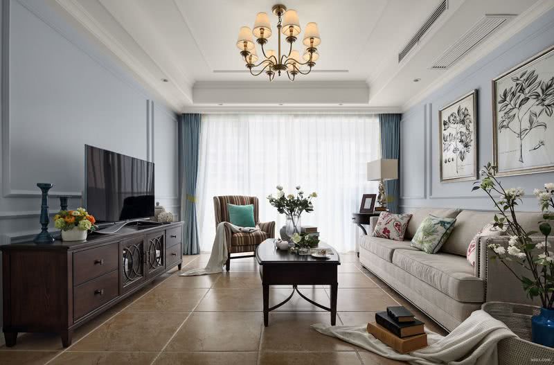 客厅作为待客区域，简洁明快，静谧的蓝色，贯穿整个空间，显得气质非凡。绿植的摆放不仅增添了生机，还与沙发墙上的挂画相呼应。