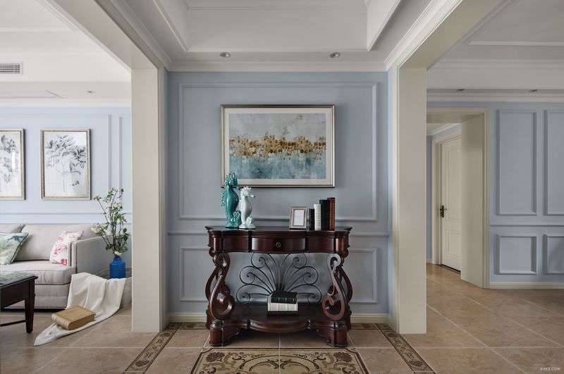 美式家具的喷涂通常采用单一色，本案客厅茶几、电视柜以和玄关柜等都统一采用复古深色系，体现稳重。