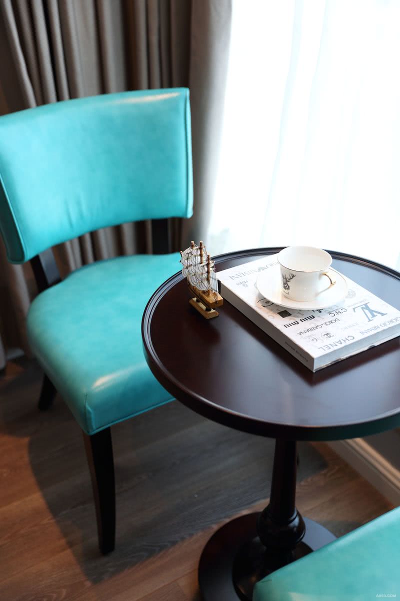 孔雀蓝休闲椅（购于维塔CASA 软装定制中心）
阳光透过玻璃柔和的洒在落地窗边的蓝色休闲椅上，给卧室空间增添一抹亮色，休闲里尽显品质。 