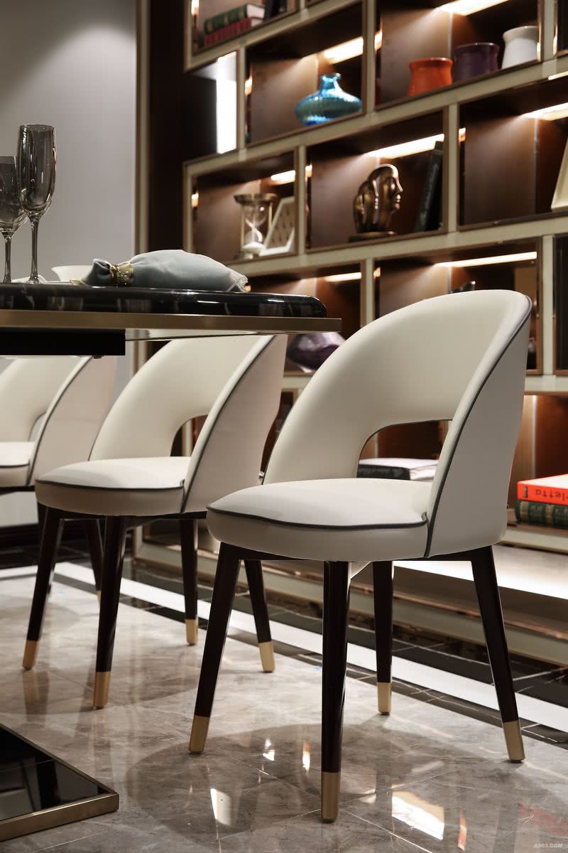 六人位餐桌椅（来自vitaCASA 家具定制中心）
直接利落的简洁线条，自由放松的尺度，是对应空间最贴切的诠释。米色皮质的清雅自然，大理石台面的稳重硬朗，再以金属色点缀，极具现代时尚感。