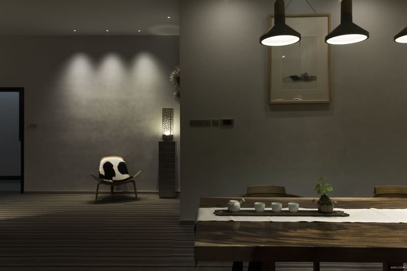 灰墙、黑线、木桌、白光串联成的空间，是办公室的各个章节，井井有条的桌椅装饰，决定了格局氛围的沉静走向。
