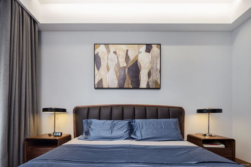 简洁素雅的卧室空间，搭配极具质感的铜质台灯及抽象的装饰画，显得极其安静舒适，在这样的空间休闲睡眠质量一定会很好。