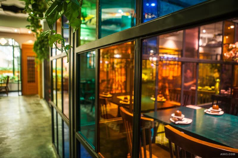 就餐区以草绿、墨绿、简黄、素蓝、橙黄、朱红这些色素以及彩色玻璃、铁制门框等
元素勾勒出旧香港的环境印象，通过空间的过度与衔接，在不同的元素中打造空间视觉上的和谐。