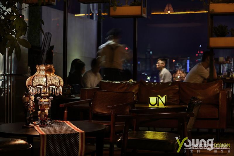 【深圳漾空间设计有限公司】漾设计Young Design——酒吧极具包容的个性
充满质感的生活体验
就像坐落在
繁华都市中的灯塔
你来或者不来
它都在那里