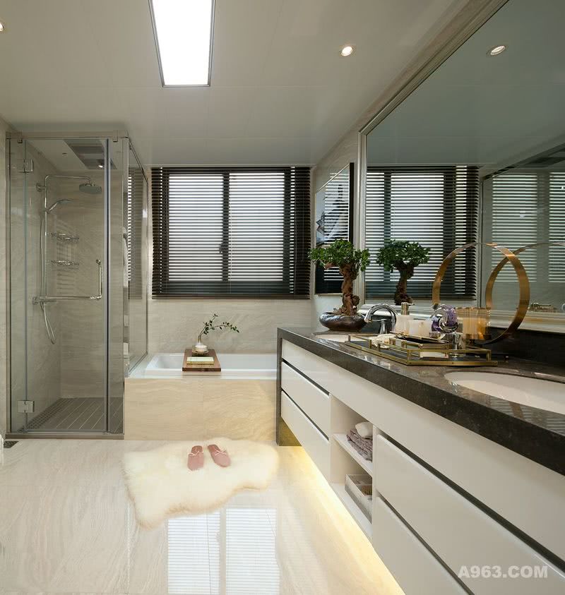 主浴室私密沉静，大面积采用木纹石材墙面及地坪，点缀深色洗漱台面，空间质感跃然提升。