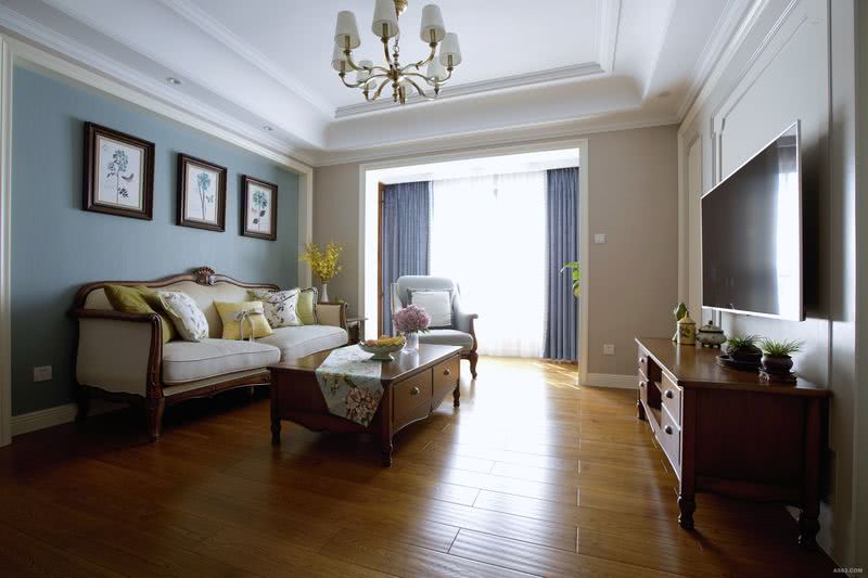 浅色墙面与深色家具搭配，空间层次分明的同时稳重而不失优雅