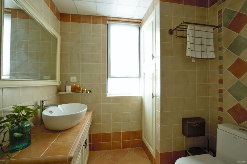 卫生间内置了一个家用迷你洗衣空间，既优化了空间利用，又满足了客户的洗衣需求。