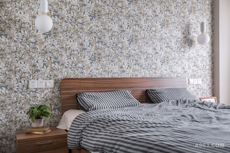 原来你是这样的卧室

床头背景采用碎花的壁纸
搭配条纹的床品演绎优雅格调
白色的床头灯增加空间对称美