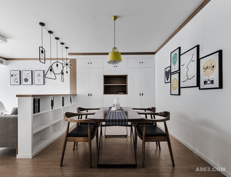 餐厅：隔断上方造型各异的吊灯让设计感充满了小小餐厅空间，木质餐桌椅带来清新朴实的感觉。
