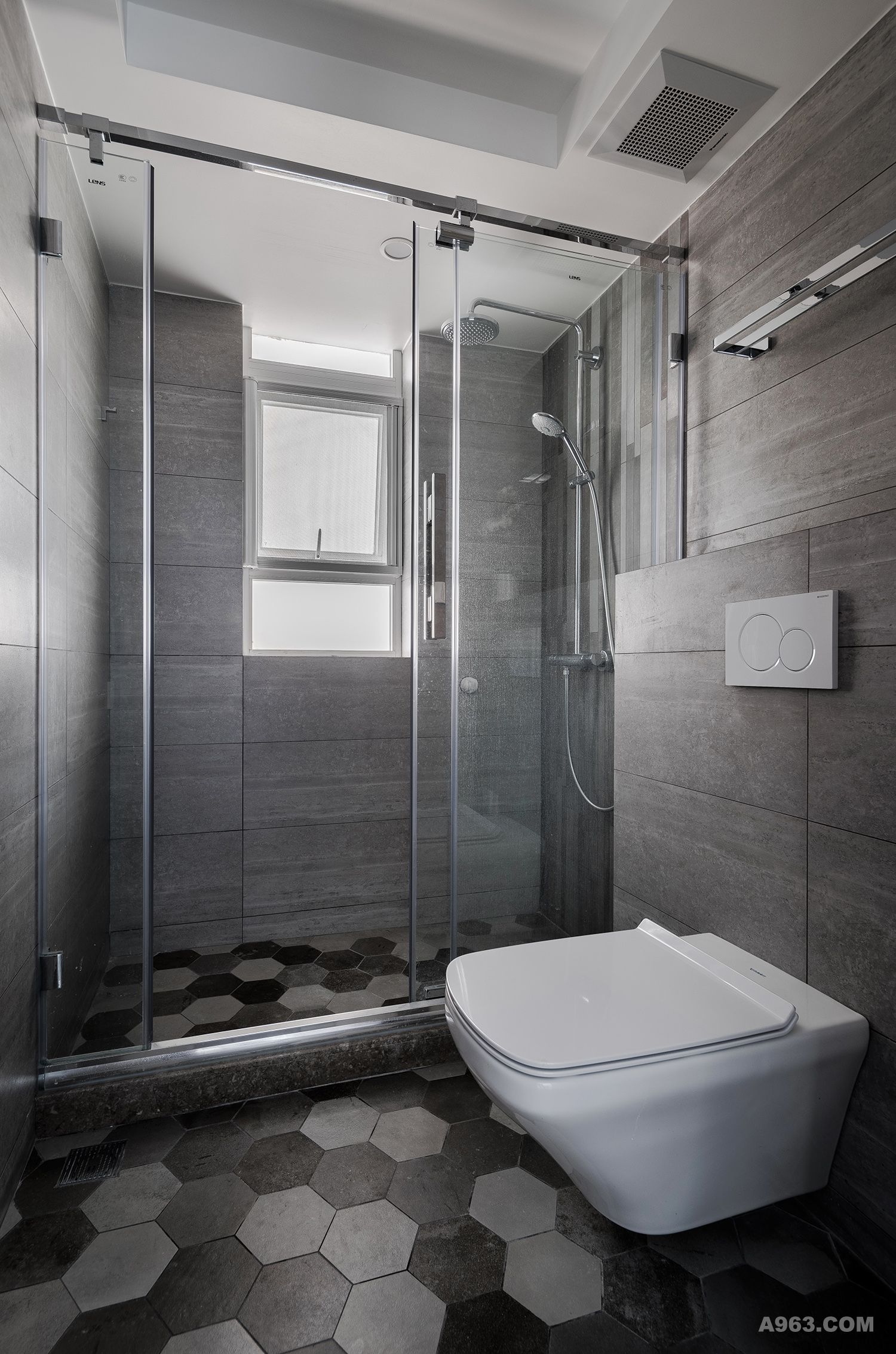 卫生间：灰色系的卫生间不仅耐脏而且特别的耐看。