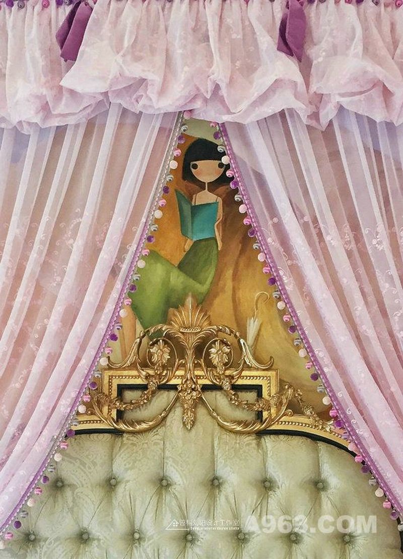 小女儿房粉色的浪漫是每个女孩心中的梦想...粉色的床幔，金色的床头造型，配上萌萌的艺术墙画，精致呈现...