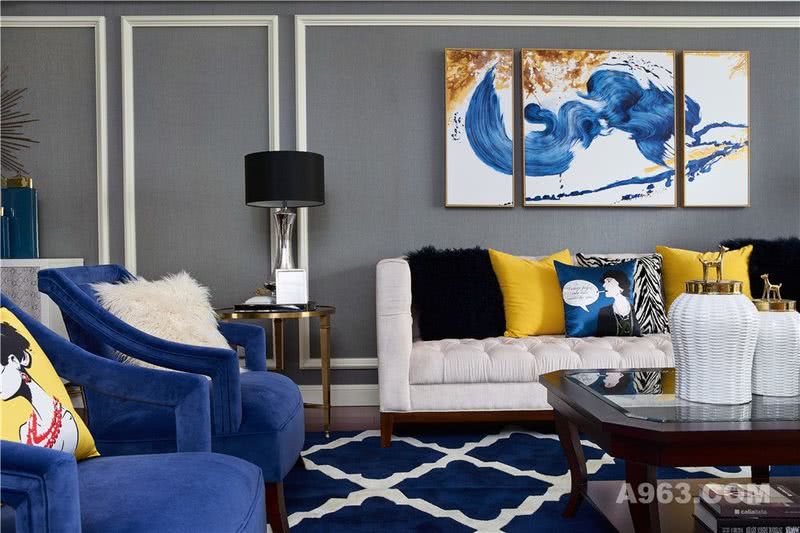 在优雅的氛围里，蓝色单椅成为其中的“搅局者”，无论款式还是色调，都给人眼前一亮的感觉，正是因为它的独特性，让整个客厅变得更美好。