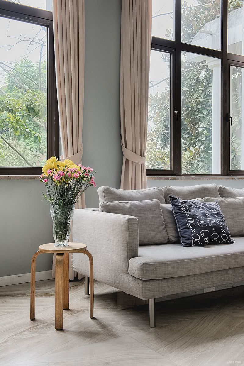客厅、户外的美景与单色的沙发遥相呼应