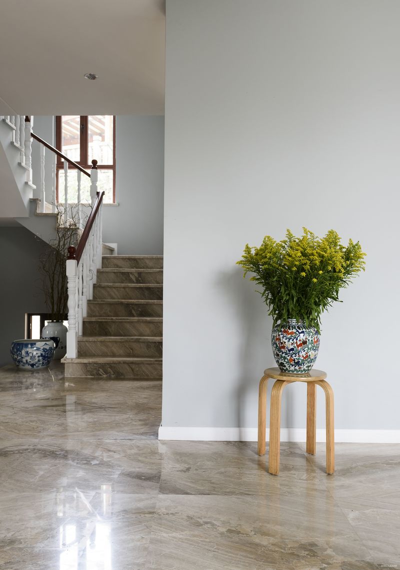 楼梯间、清亮、爽朗、绿色植物作点缀