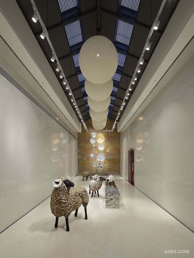 进入展廊，五只造型迥异的山羊装置的陈设，也是对来者的问候（别来无恙）
