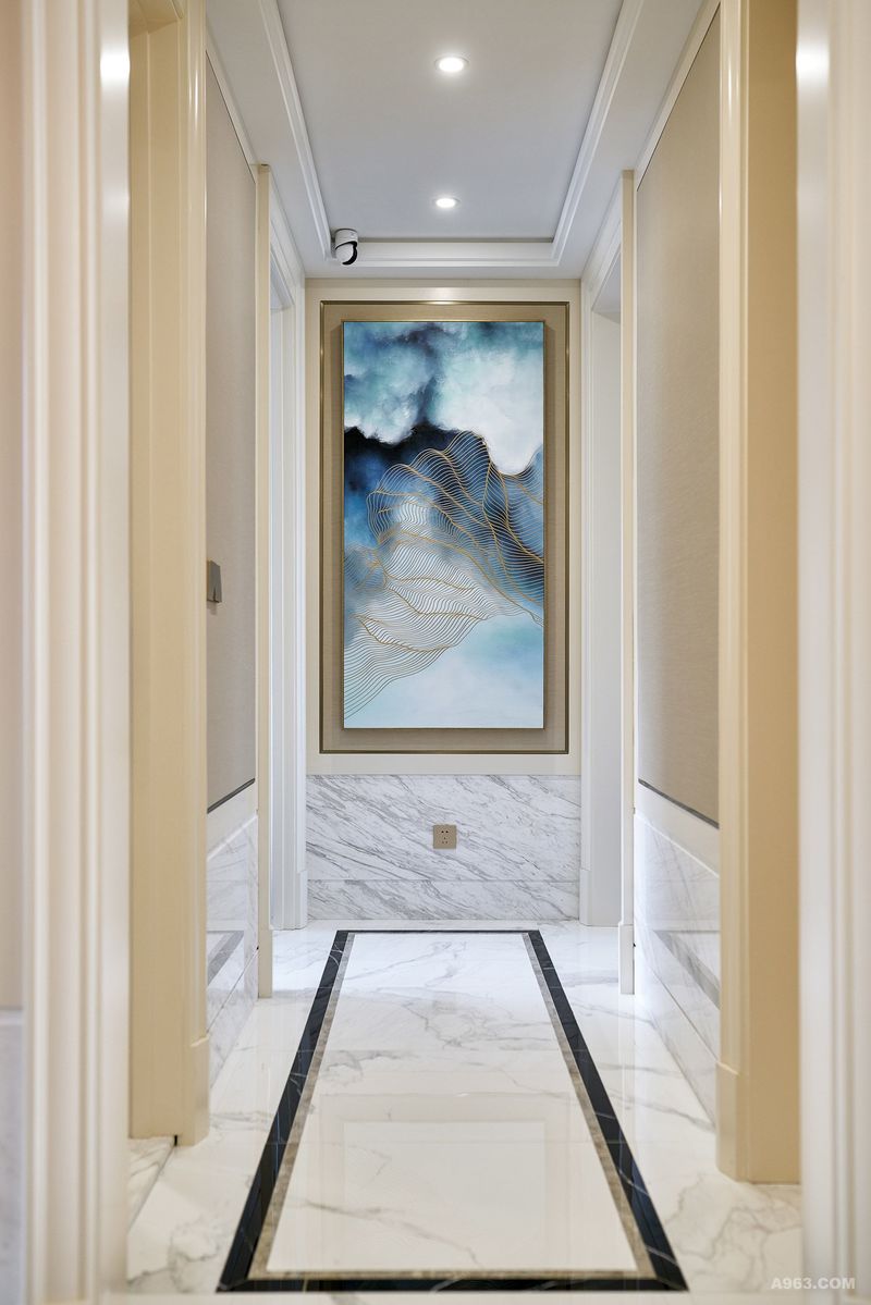 玄关 | The Entrance
简约素雅是一踏入空间便能感受到的，没有过多的装陈设计，简单的一幅抽象艺术画作，干净清爽的大理石材地面铺设，静静之中隐匿着简而不凡的生活态度。