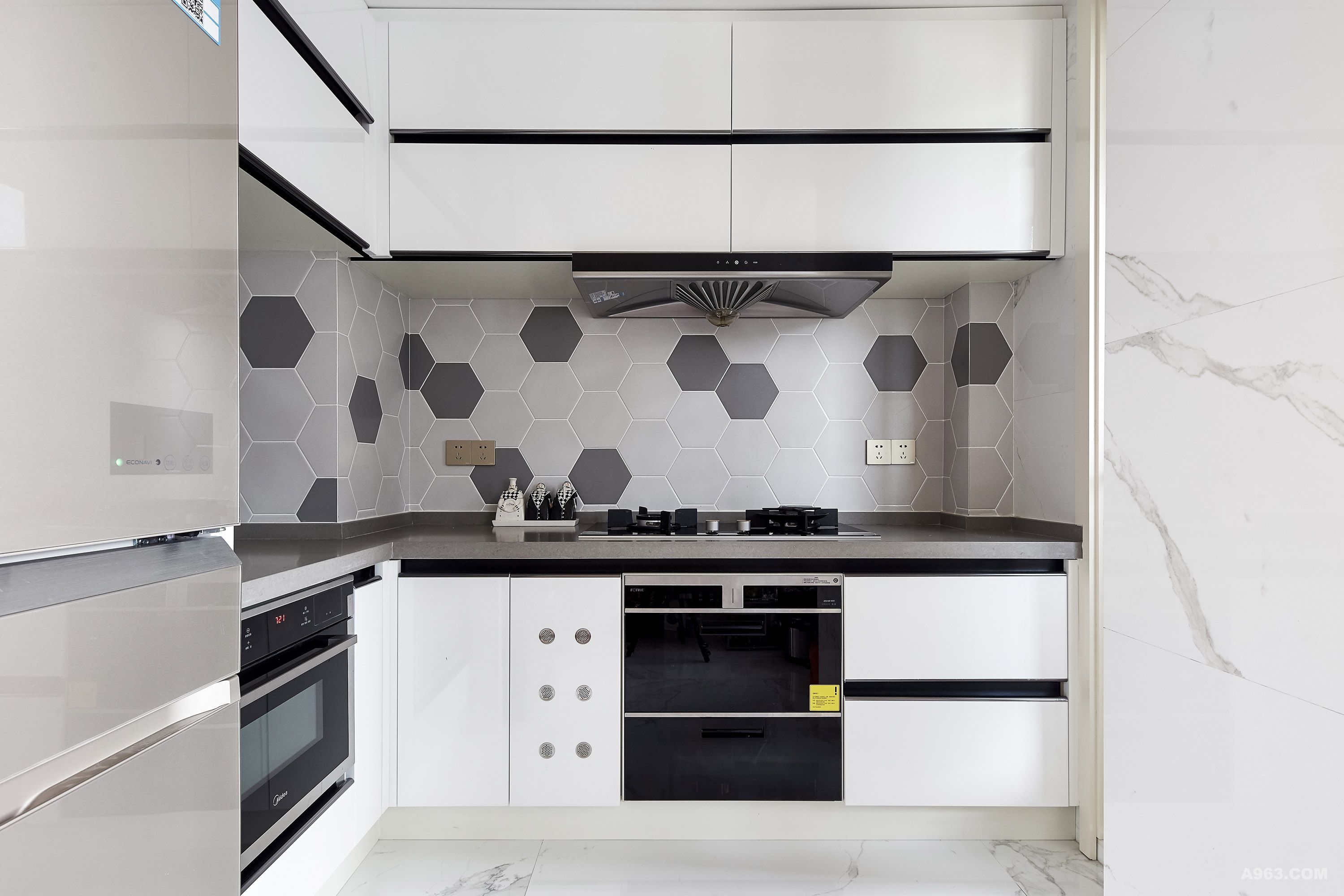 厨房 | Kitchen
厨房采用黑白灰三色，墙面以不规则瓷砖拼贴，呈现出多层次性。经典黑白色橱柜，打造现代质感，橱柜强大的收纳功能，将厨具隐藏于橱柜内，释放出清爽台面，带来简洁的明快感。
