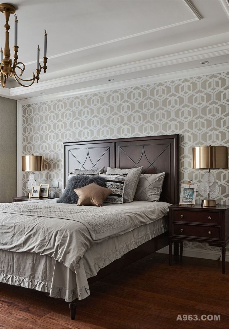 主卧：墙壁上几何叠加的灰咖色墙纸搭配深色木家具的质感美，使得空间兼备无限幻境与朦胧意境。金色加以点缀，同样可以带来沉静优雅的感觉。
