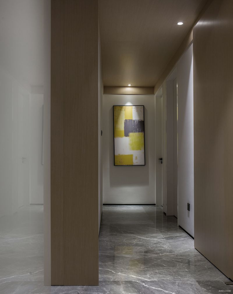 09 | 居住区走廊
狭长的通道连接着三个居住空间，每个居住空间均以白色和木色这两种最为纯净的颜色进行演绎。
