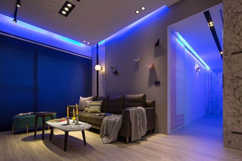 LED藍光與金屬造型壁燈給於微妙的融合，讓居住者對空間有種期待，也渴望下一道光源帶來的變化。