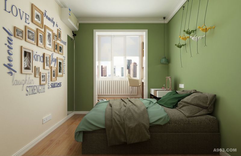 次卧的设计，阳台与卧室贯通，把阳光引进卧室，利用颜色划分区域，大面积的绿色使用，让空间看起来更加自然。素雅的设计也突出了照片墙的绚丽，字母与照片的交错体现了艺术与美好的印记。