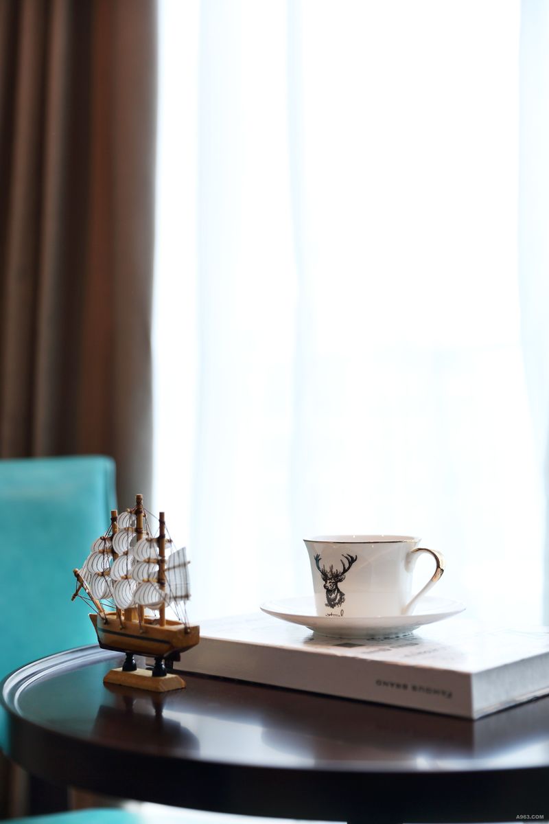 米白色实木相框摆件
米色相框搭配在美式胡桃木的床头柜上，更增添一丝宁静优雅，适宜卧室空间。