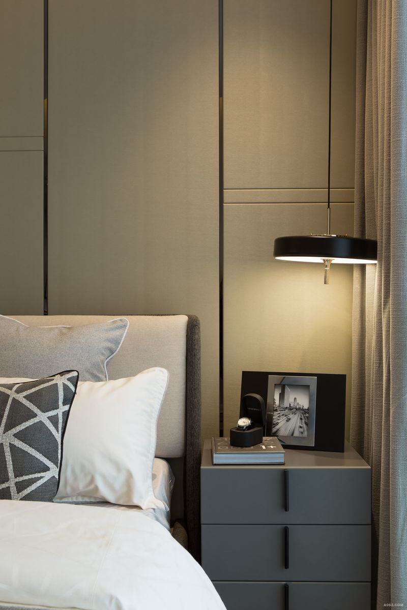 “现代国际风”的陈设格调，简明的家具，将现代顶级设计感引入空间高级灰的色调典雅安静。